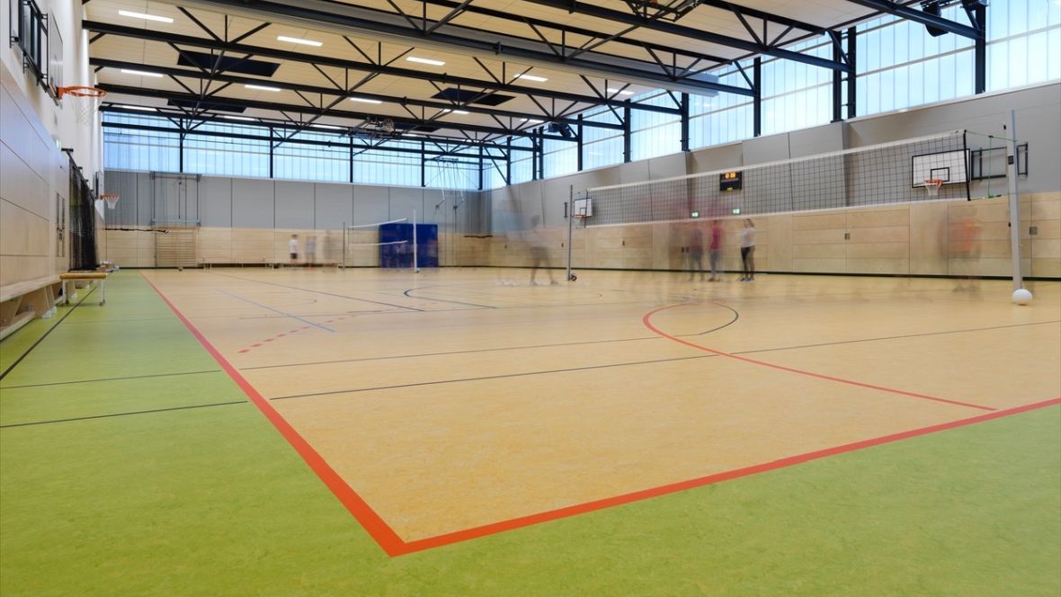 Berufsschulzentrum für Wirtschaft und Technik Bautzen Sporthalle mit Volleyballnetz – Forbo Marmoleum